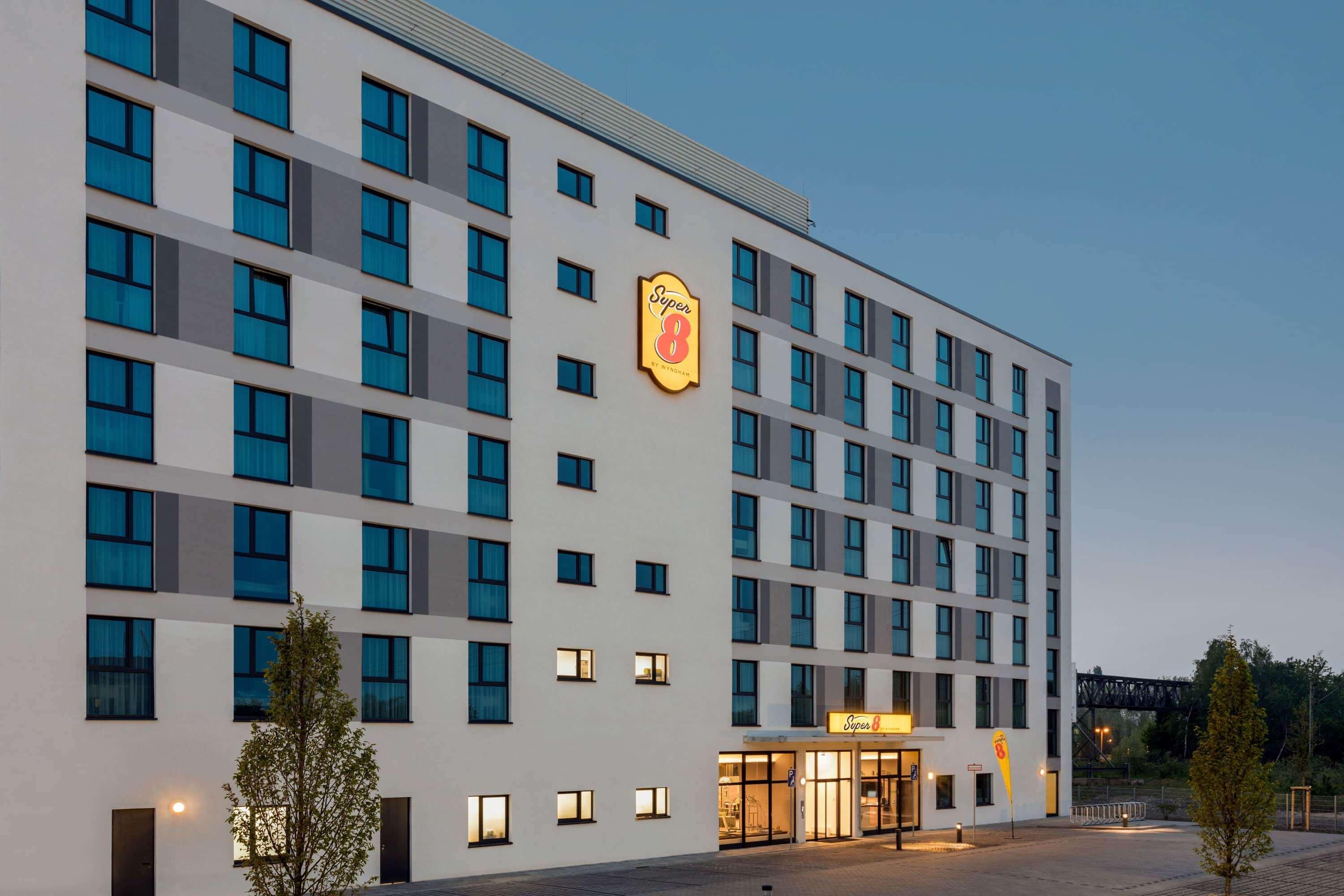 Super 8 By Wyndham Oberhausen Am Centro Hotel Exterior photo